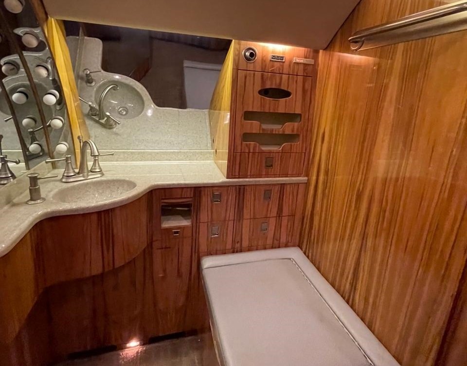 private jet egypt gulfstream g400 bathroom